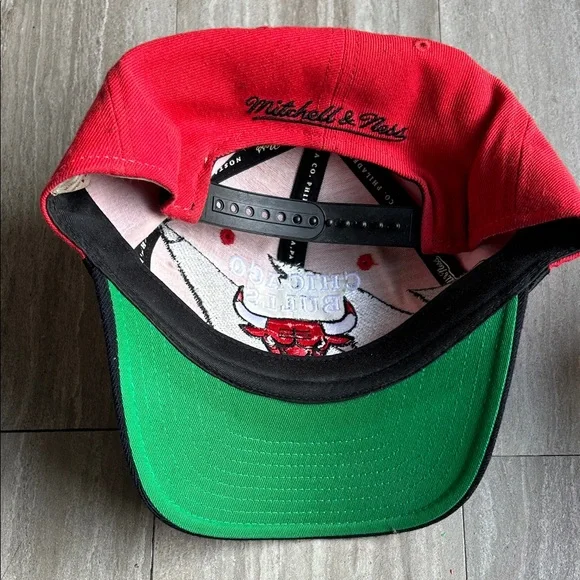 Chicago Bulls Mitchell & Ness Red and Black Cap - Picture 4 of 5
